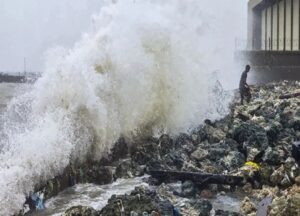 चक्रवात दितवाह: श्रीलंका में तबाही के बीच भारत ने बढ़ाई राहत, ऑपरेशन सागर बंधु तेज