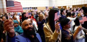 अमेरिका में बार का विवादित ऑफर, अवैध अप्रवासियों को पकड़वाने पर एक महीने की फ्री बीयर