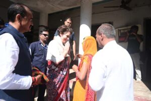 प्रियंका गांधी ने वाल्मीकि नगर में महिला बुनकरों से की मुलाकात, मदद का दिया आश्वासन