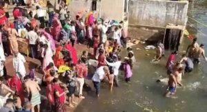 पुष्कर सरोवर में कार्तिक पूर्णिमा पर श्रद्धालुओं ने लगाई डुबकी