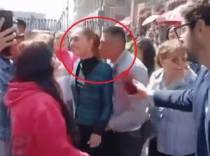 मेक्सिको की राष्ट्रपति को किस करने की कोशिश, सिक्योरिटी गार्ड ने बचाया मेक्सिको की राष्ट्रपति को किस करने की कोशिश, सिक्योरिटी गार्ड ने बचाया