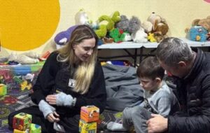 यूक्रेन पहुंची हॉलीवुड एक्ट्रेस एंजेलिना जोली, खेरसॉन में रूसी ड्रोन हमलों के बीच बच्चों से मिली