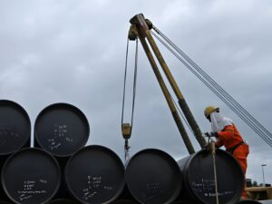 अमेरिकी प्रतिबंधों के डर से चीन ने घटाई रूसी तेल की खरीद, भारत भी कर रहा सावधानी से आयात