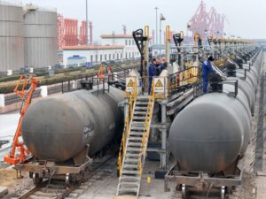 अमेरिकी प्रतिबंधों के डर से चीन ने घटाई रूसी तेल की खरीद, भारत भी कर रहा सावधानी से आयात