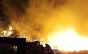 दिल्ली के पीवीसी मार्केट में लगी भीषण आग, दस दमकल गाड़ियाँ मौके पर पहुँचीं