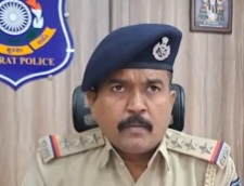 व्हाट्सएप गर्लफ्रेंड बनकर पकड़ा गया ठग, सूरत पुलिस की चतुर कार्रवाई