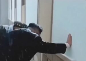 उत्तर कोरिया के तानाशाह किम जोंग-उन बर्फबारी में निर्माण कार्यों का निरीक्षण करने पहुंचे उत्तर कोरिया के तानाशाह किम जोंग-उन बर्फबारी में निर्माण कार्यों का निरीक्षण करने पहुंचे