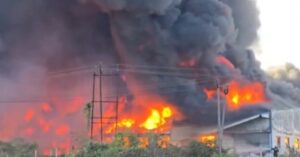 गुजरात के उमरगाम में प्लास्टिक फैक्ट्री में लगी भीषण आग, कई फायर ब्रिगेड टीमें मौके पर तैनात