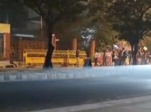 बांग्लादेश उच्चायोग के बाहर प्रदर्शन, हिंदू युवक की हत्या का विरोध