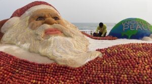 क्रिसमस की पूर्व संध्या पर रेत और सेब से बना 60 फीट का सांता क्लॉज