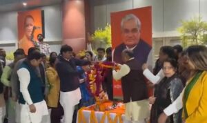 अटल बिहारी वाजपेयी की जयंती की पूर्व संध्या पर BJP मुख्यालय में दीप प्रज्वलन कार्यक्रम