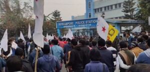 मुरशिदाबाद में DYFI का प्रदर्शन, पुलिस से झड़प में 7 नेता गिरफ्तार