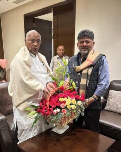 बेंगलुरु में खड़गे से मिले डीके शिवकुमार, संगठन और रणनीति पर चर्चा