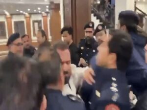 पाकिस्तान में खैबर-पख्तूनख्वा के CM से फिर बदसलूकी, विधानसभा में धक्का-मुक्की