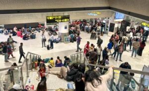 देशभर में इंडिगो की उड़ानें ठप, यात्रियों की रात एयरपोर्ट पर कटी