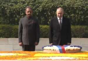 रूसी राष्ट्रपति पुतिन ने राजघाट पर महात्मा गांधी को श्रद्धांजलि दी