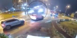 रोमानिया में बड़ा हादसा, मर्सिडीज हवा में उड़ी, दो गाड़ियों के ऊपर से निकल गई