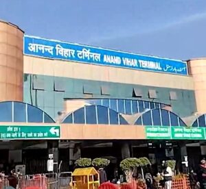 दिल्ली में इंडिगो की सर्विस ठप, यात्रियों की मुश्किलें बढ़ीं