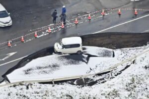 जापान में 7.5 तीव्रता का भूकंप, 30 लोग घायल, हजारों घरों की बिजली गुल जापान में 7.5 तीव्रता का भूकंप, 30 लोग घायल, हजारों घरों की बिजली गुल