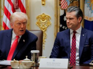 अमेरिकी रक्षामंत्री पर हत्या के आरोप, ट्रम्प पर बढ़ा दबाव