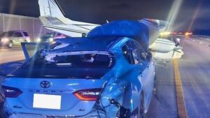 फ्लोरिडा में इमरजेंसी लैंडिंग के दौरान प्लेन कार से टकराया, ट्रैफिक में अफरा-तफरी