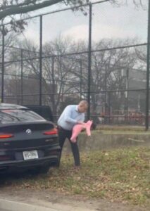 न्यूयॉर्क में पुलिस ने तेज रफ्तार कार रोकी, पीछे बैठा बच्चा सांस लेने में तड़प रहा था न्यूयॉर्क में पुलिस ने तेज रफ्तार कार रोकी, पीछे बैठा बच्चा सांस लेने में तड़प रहा था