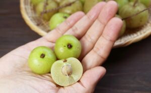 आंवला जो आपके सेहत को ही नहीं बल्कि बालों और आंखों के लिए भी है फायदेमंद