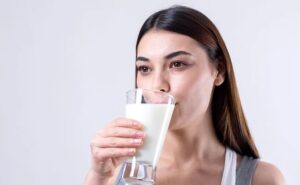 2 रूपए की यह चीज गर्म दूध में डालकर पियोगे तो शरीर बन जाएगा फौलादी