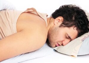 पेट के बल सोने से शरीर को होते हैं ये 3 गंभीर नुकसान