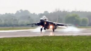 पुणे एयरपोर्ट पर लड़ाकू विमान की हार्ड लैंडिंग, 91 फ्लाइट्स रद्द