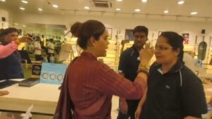 लेंसकार्ट ड्रेस कोड विवाद बढ़ा, कई राज्यों में विरोध प्रदर्शन तेज