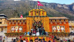 149 दिन बाद खुले बद्रीनाथ धाम के कपाट, कड़ाके की ठंड में श्रद्धालुओं की आस्था