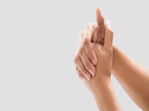 अपनी अंगुलियाँ चटकाने से पहले पढ़ लें यह खबर, वरना जीवनभर पछतायेंगे