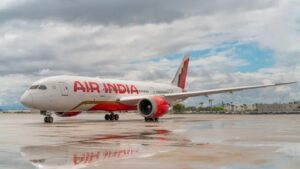 लैंडिंग के दौरान रनवे से टकराई एअर इंडिया फ्लाइट, बड़ा हादसा टला