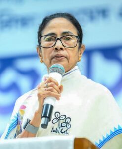 बंगाल की राजनीति में नया मोड़, बागी गुट ने बढ़ाई ममता की मुश्किलें बंगाल की राजनीति में नया मोड़, बागी गुट ने बढ़ाई ममता की मुश्किलें