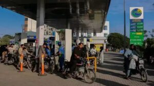 पाकिस्तान में फिर सस्ता हुआ पेट्रोल-डीजल, 5 हफ्तों में 41 रुपए घटे पेट्रोल के दाम पाकिस्तान में फिर सस्ता हुआ पेट्रोल-डीजल, 5 हफ्तों में 41 रुपए घटे पेट्रोल के दाम
