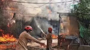 मालवीय नगर अग्निकांड: शव भेजने के नाम पर वसूली का आरोप मालवीय नगर अग्निकांड: शव भेजने के नाम पर वसूली का आरोप